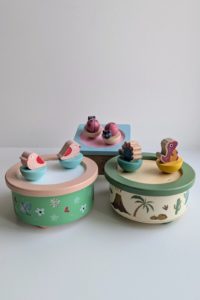 Boîtes à musique avec personnages dansants