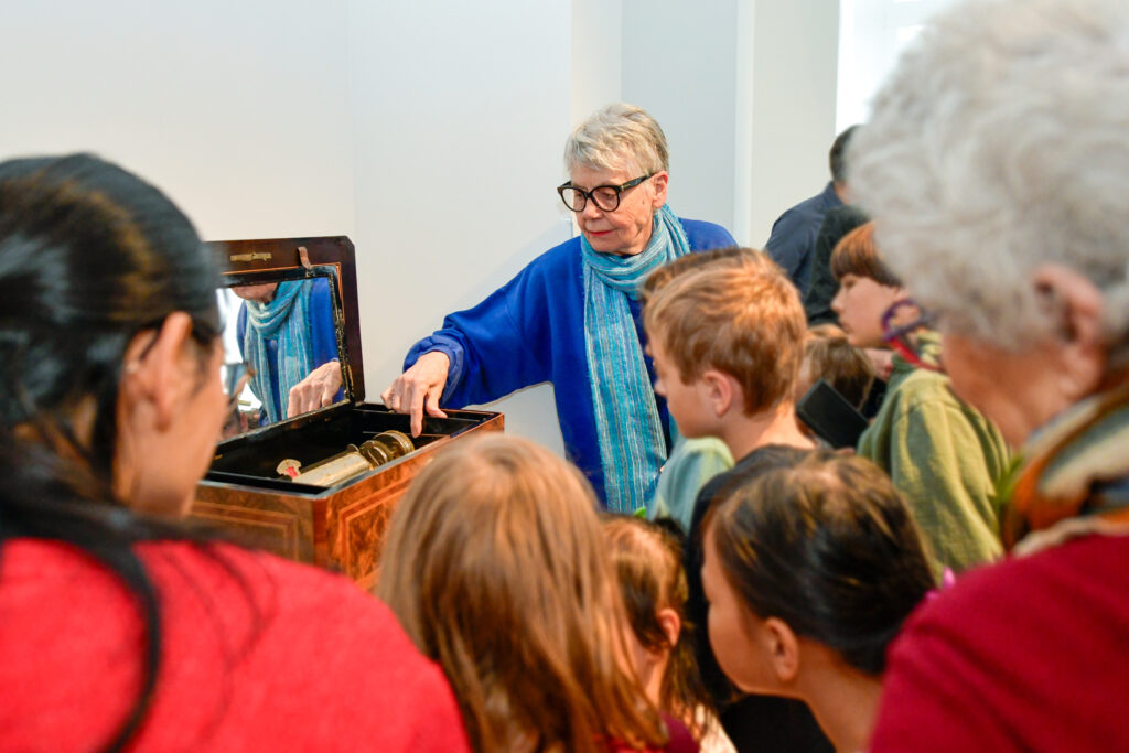 Ste-Croix, 18.04.25, MuMaps, Pâkomusé, Chasse aux poussins, Esther Stahel (guide). © Carole Alkabes