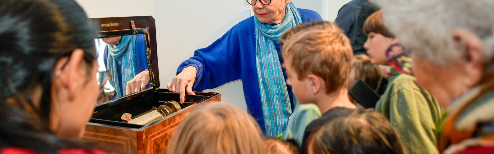 Ste-Croix, 18.04.25, MuMaps, Pâkomusé, Chasse aux poussins, Esther Stahel (guide). © Carole Alkabes